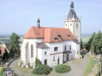 Původně románský kostel Nanebevzetí Panny Marie a sv. Gotharda ze 12. století v Budišově.