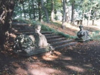 Sochy sfing v zámeckém parku v Budišově z počátku 18. století.